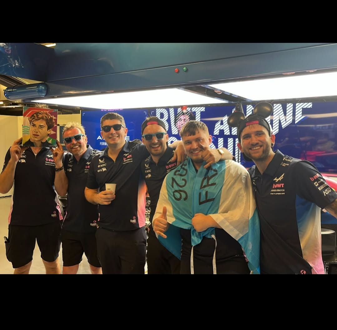 shikusagi's tweet photo. Esta era la foto que quería, con su #Crew43 🥹
Ya lo dije y lo voy a seguir repitiendo, este muchacho a base de esfuerzo y talento se ganó a su garage y junto con ellos el año que viene la van a romper 💪 https://t.co/U8Idx022um