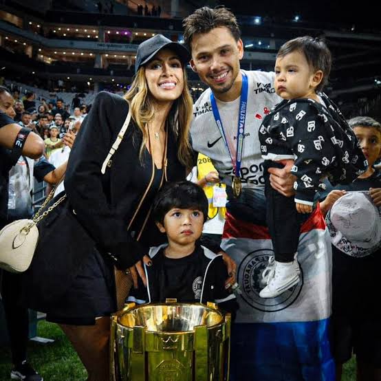 Angel Romero.

Chegou no Corinthians, em 2014, com 21 anos e seu famoso cabelo de "Justin Bieber".

Hoje, com 33 anos, sai um homem feito, com uma família linda e uma baita história!

Obrigado por sempre honrar, respeitar e defender a camisa do Corinthians e a Fiel Torcida.