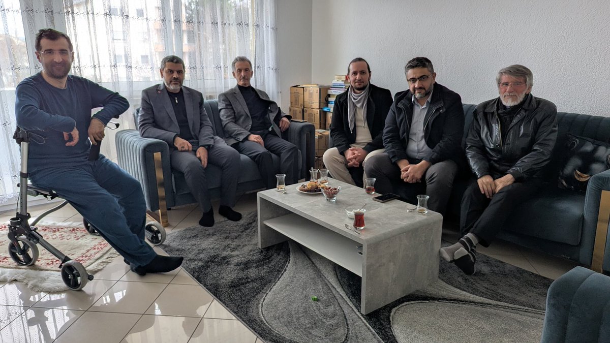 Saadet Partisi Gençlik Kolları eski Başkanı ve eski Özel Kalem Müdürü Salih Akyüz beyi Almanya'nın Singen şehrindeki evlerinde ziyaret ettik. Kendilerine misafirperverliklerinden dolayı teşekkür ediyoruz.