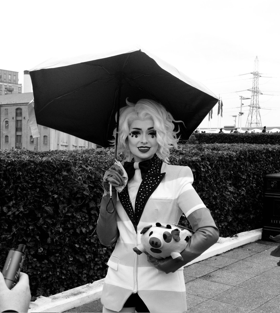 Nice day in London #streetphotography #street #photographer #candidphotos #candidshots #citylife #bnw #blackandwhitephotography #blackandwhitephoto #moment #Smile