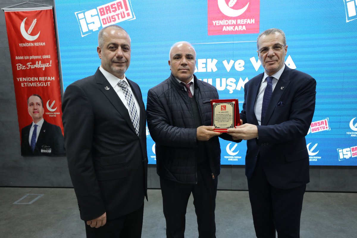🤝 Emek ve Vefa Buluşması

Genel Başkan Yardımcımız Bülent Osman Osmanağaoğlu başkanımıza, selamlama konuşması sonrası İl Başkanımız tarafından teşekkür plaketi takdim edildi.

Bülent Osman Osmanağaoğlu başkanımız da Keçiören İlçe Başkanımız Adem Kaya'ya plaketini takdim etti.