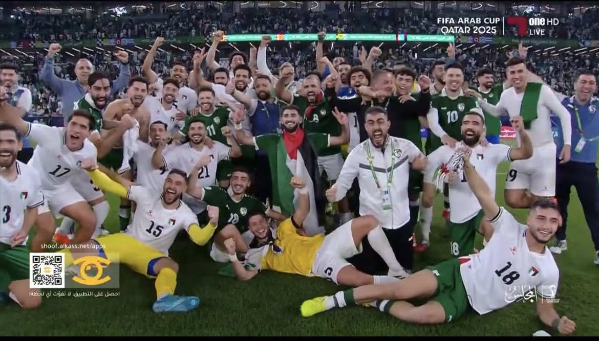 مبروك سوريا
مبروك فلسطين

لعلها من المرات القليلة التي يخرج فيها فريقان وهما يحتفلان سوياً.

وكأن الأقدار أرادت لهذين القلبين الجريحين أن يفرحا في ليلة واحدة، وأن تقول للعالم إن العرب بدأوا يتلمّسون طريق الفرح، بعد سنوات الضياع.

صورة مليئة بالمعاني، والمشاعر..

#سوريا_فلسطين