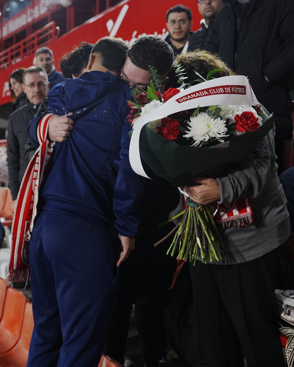 En el #GranadaCeuta rendimos homenaje a Ventura Rodríguez Cambil, abonado número 4512 del Granada Club de Fútbol, que nos dejó la semana pasada con solo 21 años.

Sabemos que nos apoyarás desde arriba, Ventura. 

Descansa en paz.