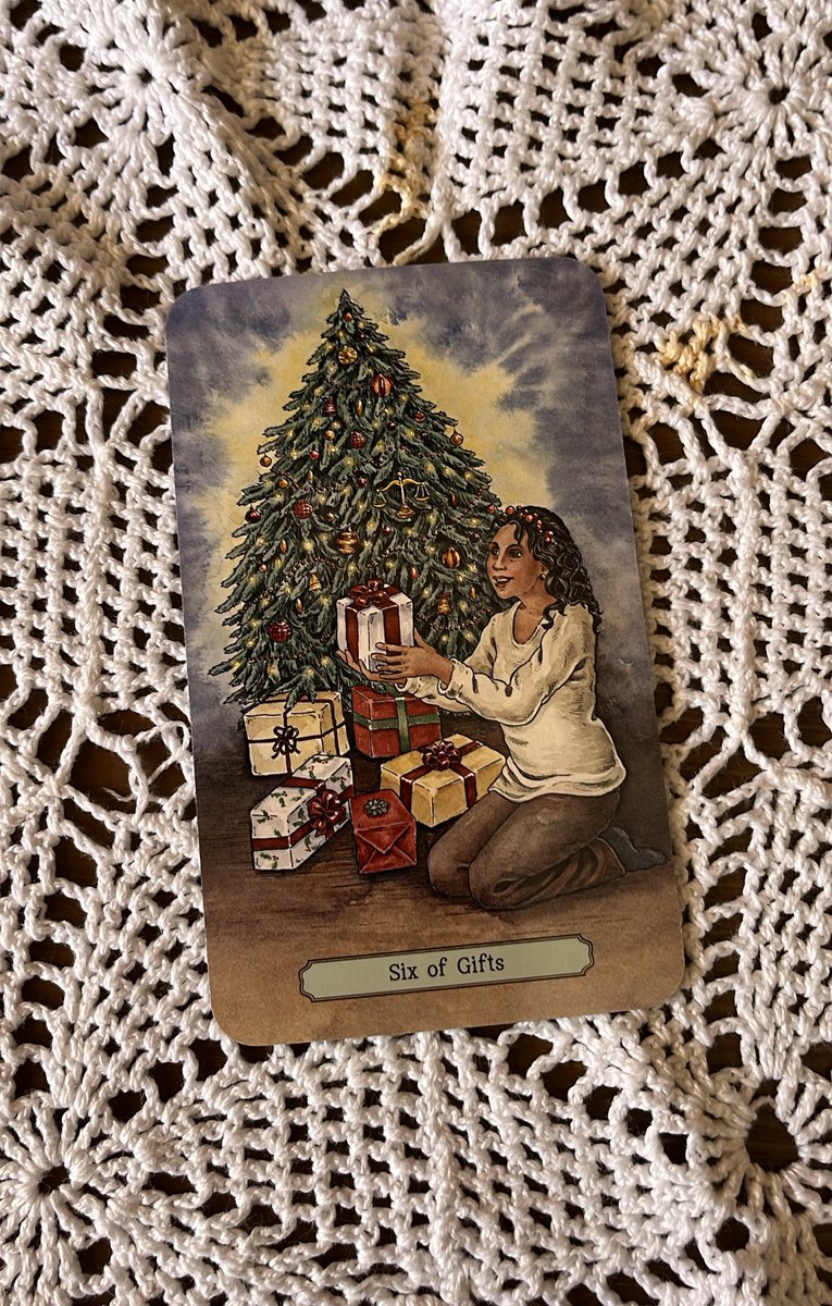 TarotSaturno's tweet photo. 💰 Semanal

♑️ Capricórnio — Ótima semana para vocês, meus docinhos de limão do zodíaco kkkk.
Pode ser uma semana bastante benéfica, principalmente no sentido de recursos e questões materiais, seja um ganho inesperado, um empréstimo sendo aprovado, um presente a nível material ou até em dinheiro mesmo.
O que me vem é que pode ser uma semana em que o mimo da vez não é vocês dando, e sim recebendo, como se tivesse alguma questão de reconhecimento e merecimento por coisinhas que vocês fizeram ao longo do ano, e agora a recompensa estivesse chegando.
Tem movimento positivo nos negócios, com certeza. Quem é Capricórnio e tem posicionamentos em signos de água pode sentir isso de forma ainda mais significativa, principalmente ♏️♌️♉️.
Ótima semana, sua ajuda será bem-vinda, e me vem também alguém vindo ao auxílio de vocês com uma certa boa vontade.

🗝️ Leia com Sol, Lua e Ascendente