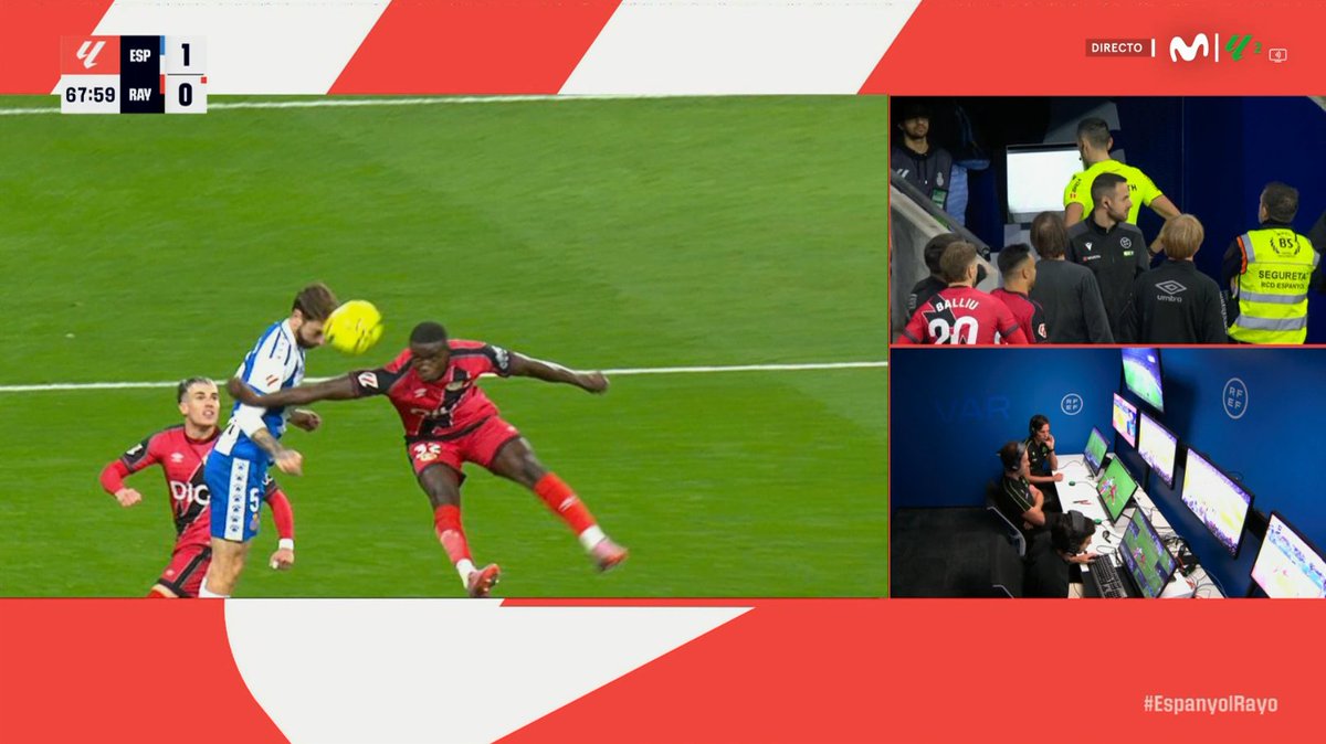ArchivoVAR's tweet photo. 🖥️💥 Cruce de cables de Sánchez Martínez en el Espanyol - Rayo Vallecano.

👉🏻 Mendy, con el brazo totalmente abierto, de forma voluntaria, y ocupando un espacio, desvía el balón.

❌ 𝗣𝗘𝗡𝗔𝗟𝗧𝗜 𝗖𝗟𝗔𝗥𝗢.

▪️ Sánchez Martínez, inexplicablemente, llevó la contraria al VAR. https://t.co/deRchPsTix