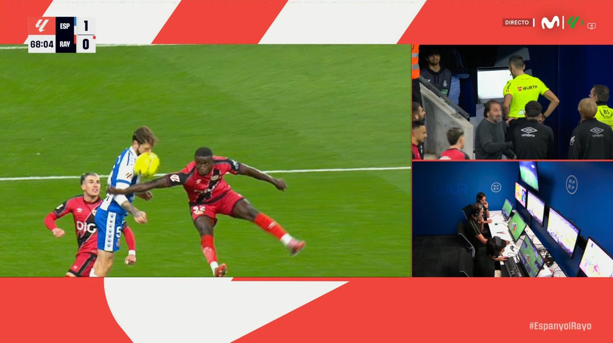 ArchivoVAR's tweet photo. 🖥️💥 Cruce de cables de Sánchez Martínez en el Espanyol - Rayo Vallecano.

👉🏻 Mendy, con el brazo totalmente abierto, de forma voluntaria, y ocupando un espacio, desvía el balón.

❌ 𝗣𝗘𝗡𝗔𝗟𝗧𝗜 𝗖𝗟𝗔𝗥𝗢.

▪️ Sánchez Martínez, inexplicablemente, llevó la contraria al VAR. https://t.co/deRchPsTix