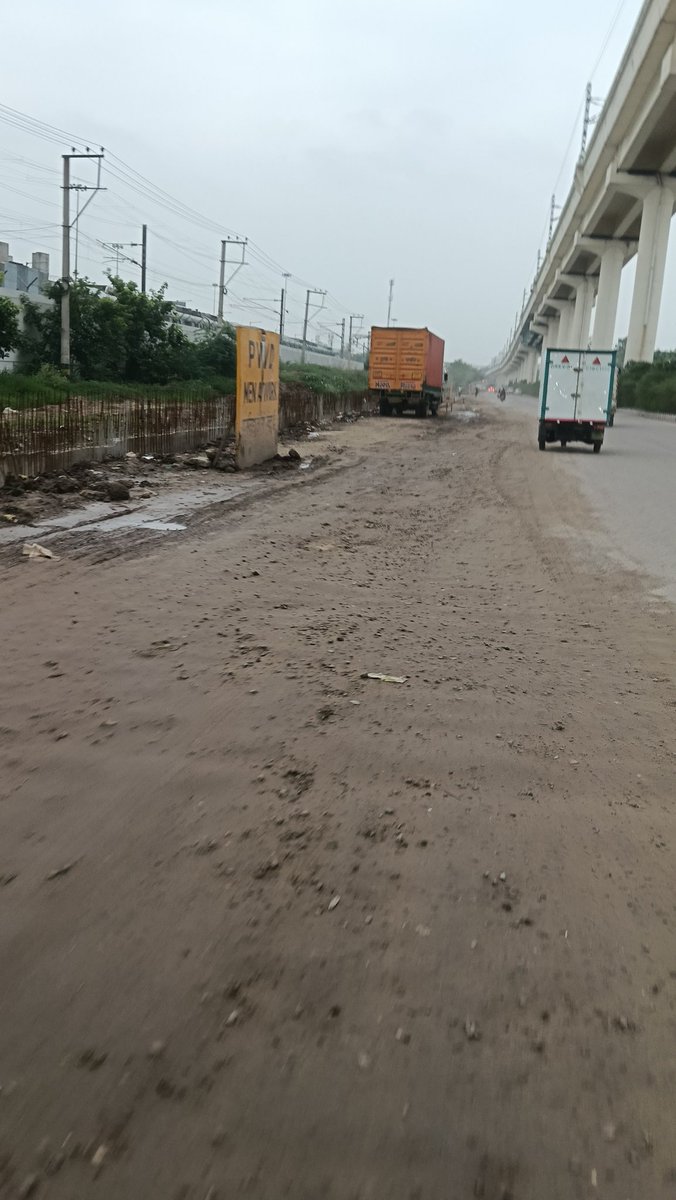 najafgarhconfes's tweet image. मुँडका में सड़क देख कर लगता है—यहाँ विकास का नेटवर्क ‘नो सर्विस’ में है! #VikasMissing #HumorMode”