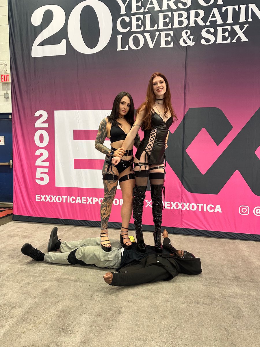Badtatti's tweet image. Exxxotica was fun!