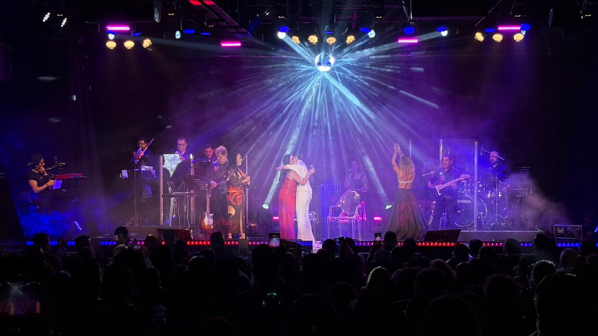 DalilahPolanco's tweet photo. Muchas gracias @KikaEdgar por esta invitación tan linda. Qué joya compartir escenario de nuevo con #LorenadelaGarza y @MusicReyna. 
Siempre es un abrazo al alma reencontrarnos. ✨💜

📸 @imnotd4rling 

#ChingazoDeBesos 💜 #ChingazoDeAmor https://t.co/4LNO21MEux