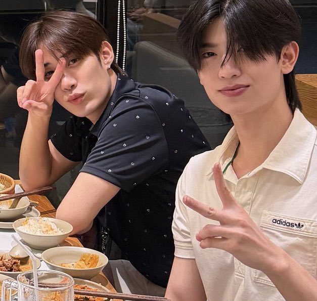 ใครจับให้มานั่งข้างกัน อยากกราบ