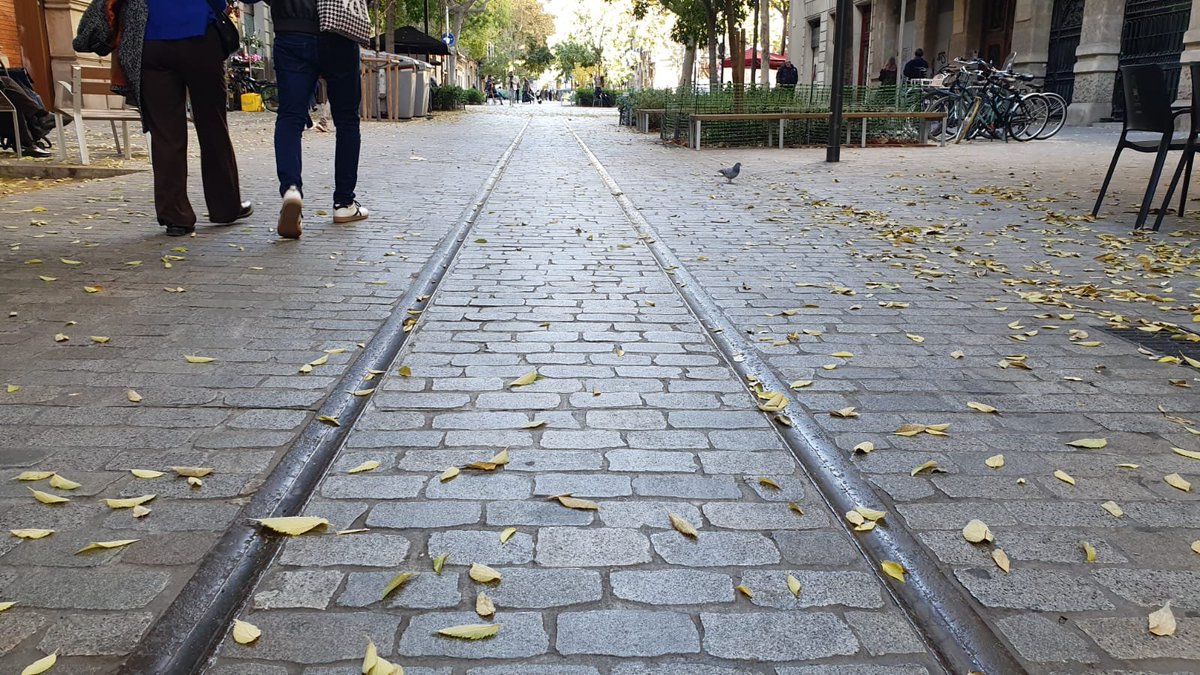 Fa un parell d'anys, l'Ajuntament va tenir l'encert de conservar les vies de tramvia aparegudes a les obres de la superilla del carrer Girona.

Ara només faltaria una placa que n’expliqués l’origen. Cal conservar el patrimoni, però també explicar-lo.