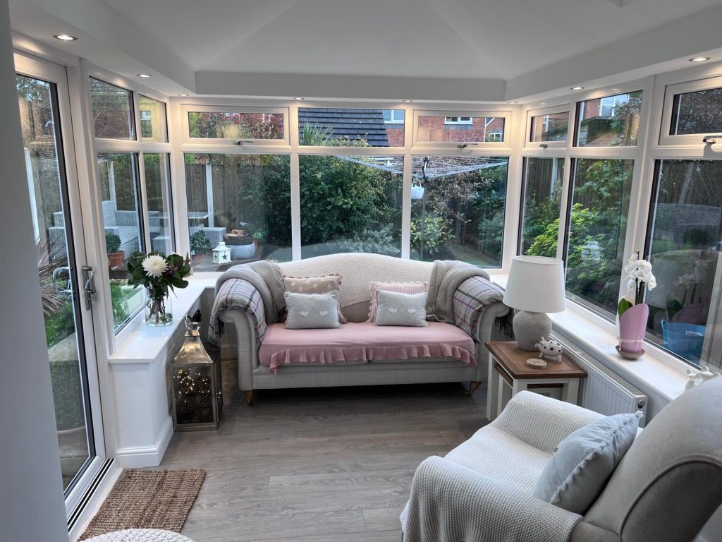 BaytreeChester's tweet photo. Enjoy your conservatory in every season!❄️/☀️
With Baytree’s  Icotherm powered roof replacements you get premium timber, high grade insulation and full building compliance, turning your space into a cosy winter retreat and a cool summer haven. 😃 https://t.co/FVeJf01m47