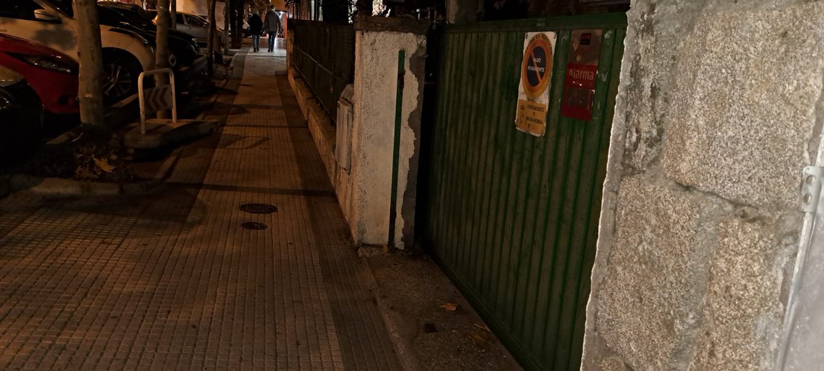 Victorgarciaca's tweet photo. @PPMajadahonda @MajadahondaAyto 
Gracias por asfaltar Dr. Calero

A la altura del 25 no han colocado las protecciones del vado. Por favor, cuando podais os agradeceriamos que las pudierais poner en su sitio, para evitar que aparquen en esa parte. 
Gracias. https://t.co/3g0XpYWp6s