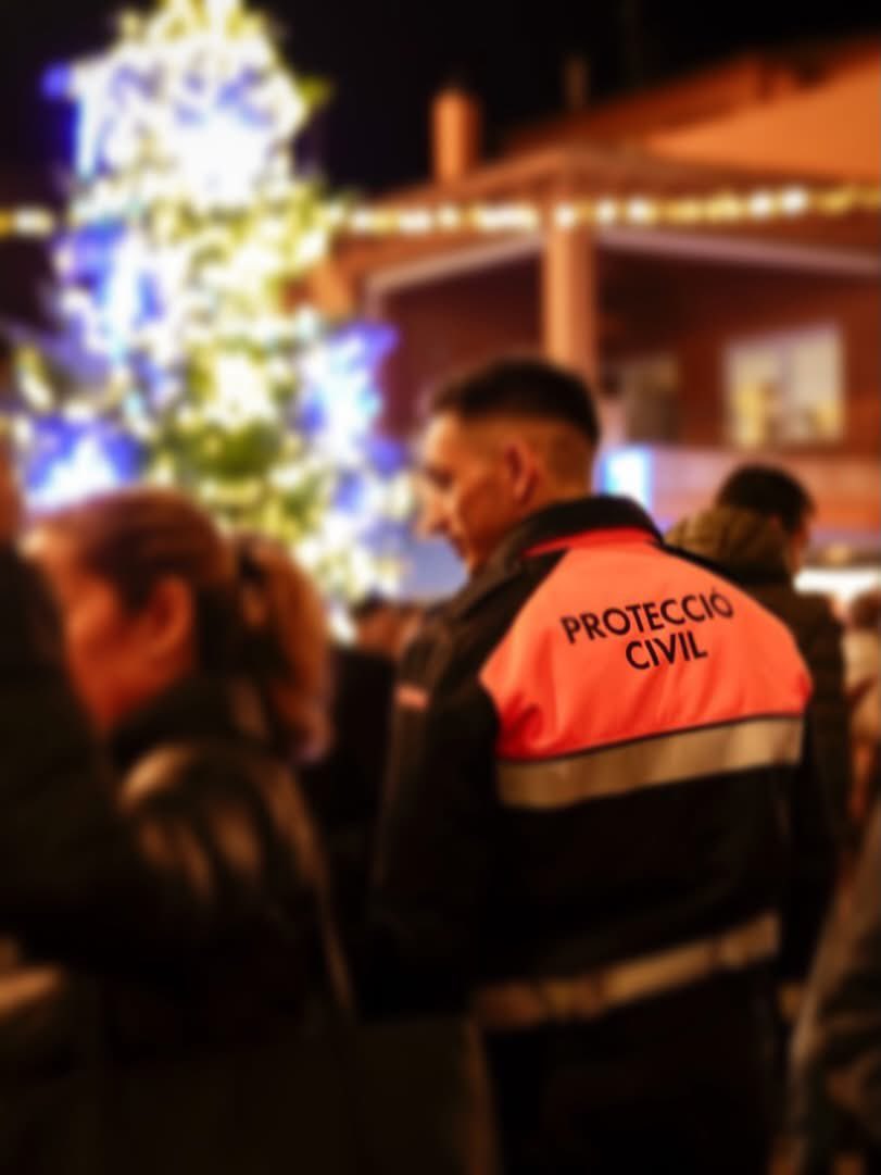 Ahir vam estar presents a l'encesa de llums de nadal que es va celebrar a la Plaça de la Vila, amb tres voluntaris de Protecció Civil acompanyant la multitud de persones que s'hi trobaven #ProteccióCivil #Begur