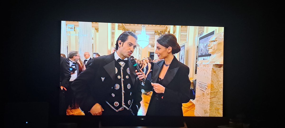 La scala e l opera messa insieme <a href="/Mahmood_Music/">Mahmood</a>  stai benissimo così