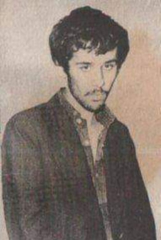 FERHAT TÜYSÜZ...
Ülkücü.

Onun adı konuşma kürsüsüne çıkarken hiç anons edilmedi... 

O inandığı gibi yaşadı.

Ömrü sistemle ve sistemin uşakları ile mücadele etmekle geçti...

Cezaevinde gördüğü işkencelerden dolayı yakalandığı amansız hastalıktan kurtulamadı ve şehid oldu...