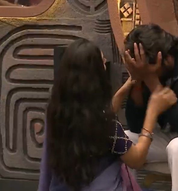 BB_Viewer_'s tweet photo. Divya was the first to call out sabari for manhandling paru and was also the first to step forward and console him when he broke down after the weekend roast. And today this guy says that divya only thinks of herself &amp; always drags others down for her own game! 👏 #BiggBossTamil9 https://t.co/BEOUIVH94M