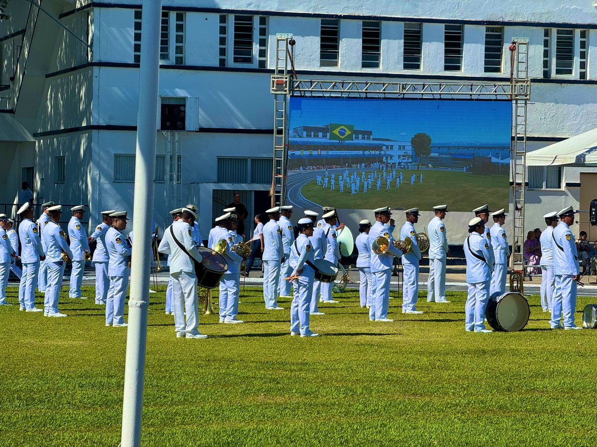 ScottFsc's tweet photo. @belfordroxo24h Fora o que a galera disse, também era conclusão do curso de oficiais da marinha, teve algumas autoridades e meio que era uma exibição dos navios https://t.co/jbVJfAujgx