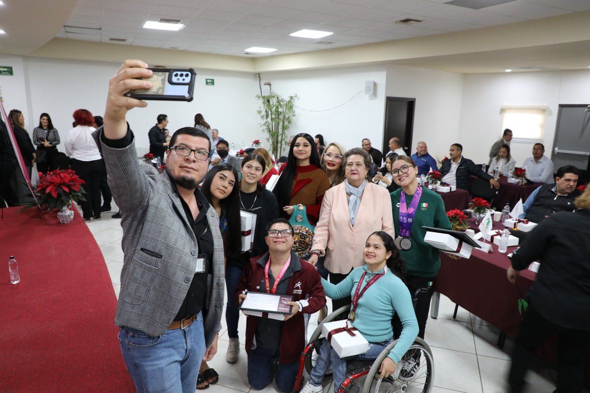 SECSonora's tweet photo. 🟠 Realiza @CecytesSonora Segunda Reunión Estatal de Directoras y Directores. 👩🏻‍🏫👨🏻‍🏫

📨 Lee el boletín completo en: https://t.co/twXPzL6SeD https://t.co/sEFR8Z8NlN