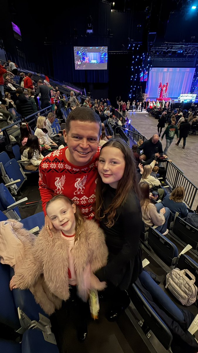 BUSAPAR3's tweet photo. A fantastic time at @elfmusicaluk #elfmusical making Christmas 🎄 memories! Love and adore ❤️ these people! Amelie and Hallie you are just fantastic 🙏 ❤️ #godchildren #family #2025 https://t.co/usb3k2ttns