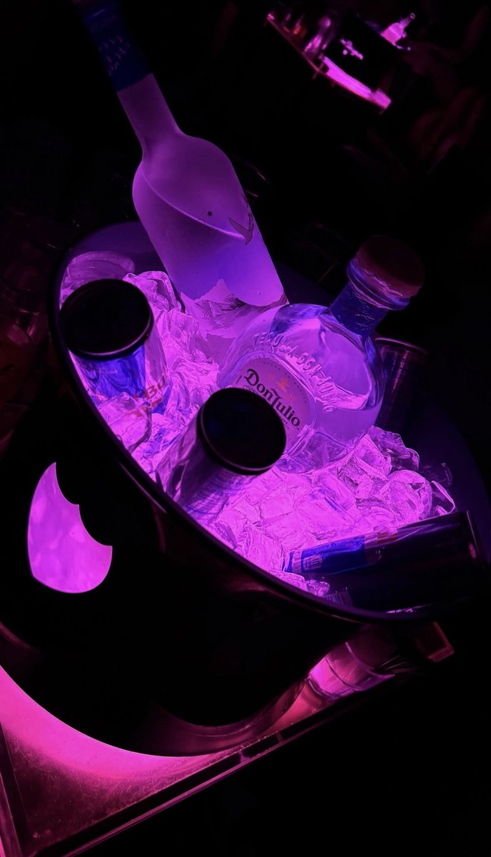 ecomchigga's tweet image. I was at the club last saturday at 2am when my phone buzzed

stripe notification. $297 sale.

I was literally holding a drink in one hand watching money come in with the other

people think you gotta be a workaholic to make real money. nah. you just need systems.

here’s how I…