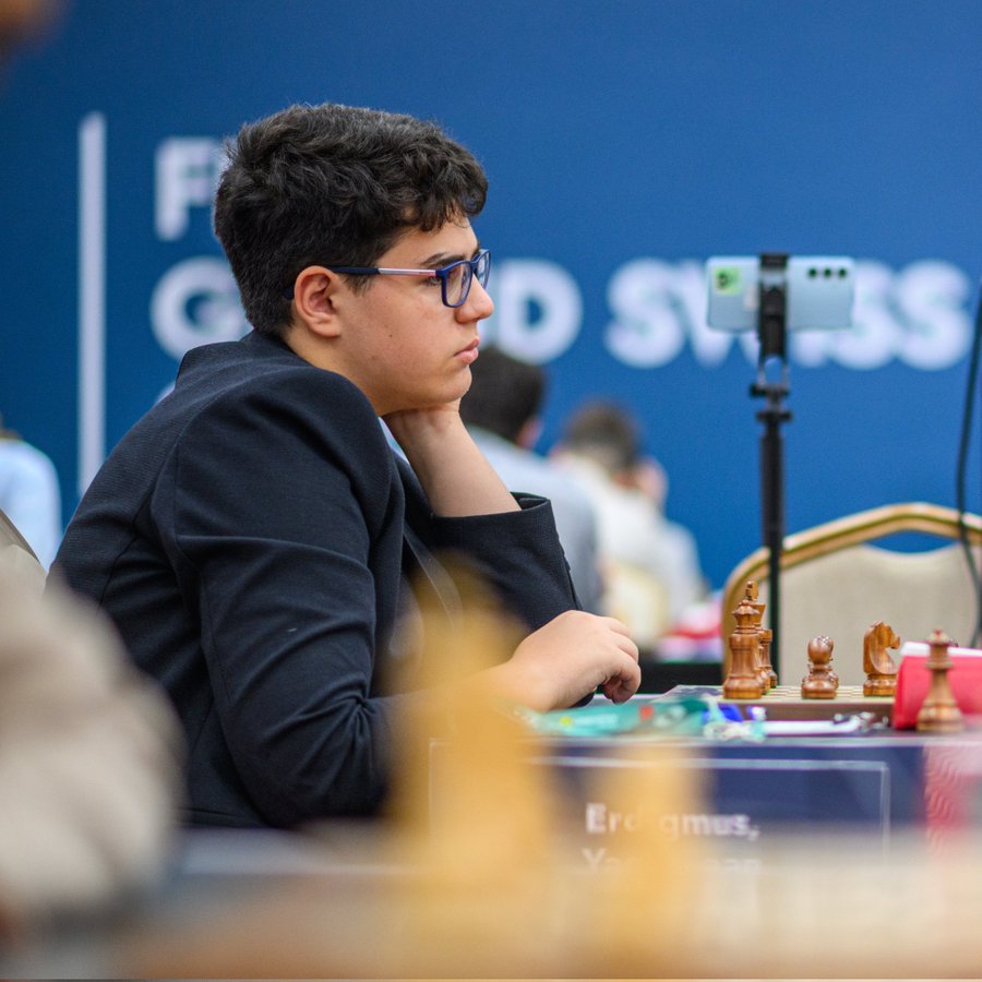 2011 doğumlu Yağız Kaan Erdoğmuş, dünyanın en iyi 50 satranç oyuncusu arasına girdi.

• Yağız Kaan, bu listeye giren en genç isim oldu.