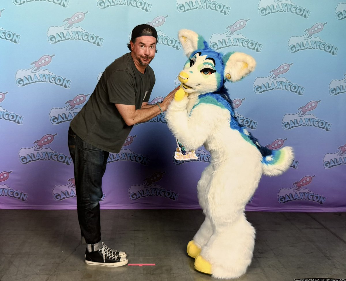 thatfanged_doe's tweet image. Guys. I met Jerry Trainor aka Spencer from ICarly!! 😭💙

I pointed to my badge to show my name and he said “THAT’S THE BEST NAME!!”. I told him my pose idea then he said he loved my suit and that I looked amazing 🥹💙
#GalaxyconColumbus #furry #furryfandom #fursuit