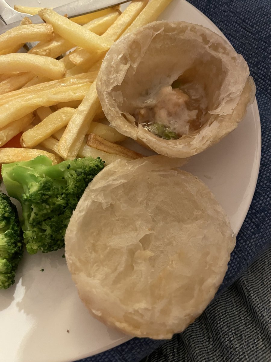 IndieDevKB's tweet photo. @LidlGB 

Your pies have gotten a bit ridiculous. One piece of chicken and a couple of peas with barely any gravy. Can I get a refund? https://t.co/YGt8z9rwPj