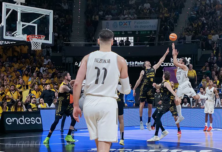 La justicia permite a Sergio Llull ser el héroe de la victoria in extremis del <a href="/RMBaloncesto/">Real Madrid Basket</a> ante <a href="/CB1939Canarias/">La Laguna Tenerife</a> tras una dudosa actuación arbitral. Los blancos suman su 5ª victoria consecutiva y lo contamos en <a href="/poblafm/">PoblaFM</a>  con el apoyo de <a href="/Clorinelabuelo/">Clorin El Abuelo</a> poblafm.com/baloncesto/rea…