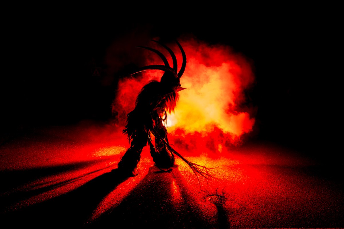 MatteoFesti's tweet photo. Nel rosso del fumo emerge il Krampus, spirito antico delle Alpi che annuncia l’arrivo di San Nicolò.

#krampus #krampuslauf #krampusnacht #krampustrentino #krampusaltoadige #visittrentino #visitsüdtirol #nataleintrentino #eventiintrentino #eventialtoadige https://t.co/z7JhxxgVQR