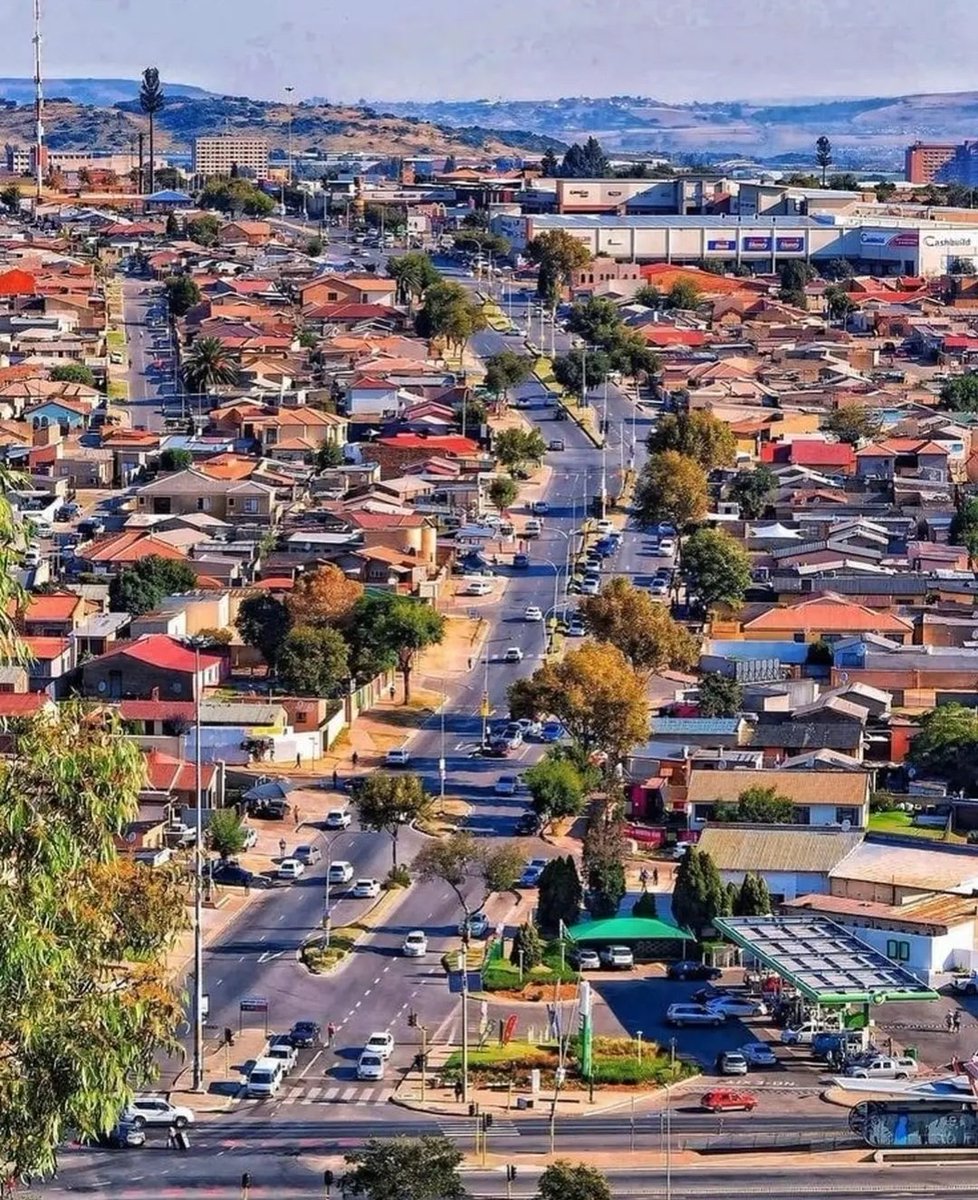 ghettostar_22's tweet photo. @FotoNugget This is soweto a township South Africa imagine if our township looks like this imagine how new development looks like 

Nigeria is indeed a shithole 😂😂 https://t.co/GyE6ESVA9M