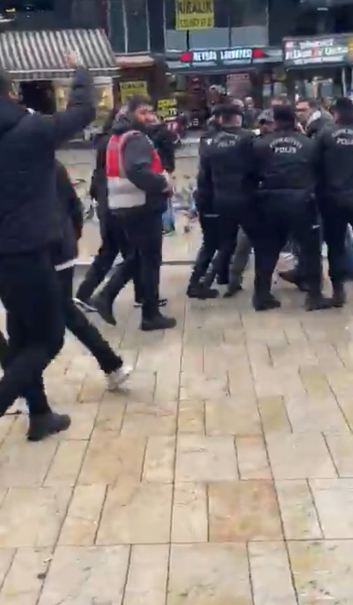 UmuttvYeni's tweet photo. 📌 Faşizmde Halk İçin İyi Olan Hiçbir Şey Yoktur!

İstanbul Şirinevler'de "Asgari ücret en az 2 katına çıkartılsın" bildirisi dağıtan 2 vatandaş gözaltına alındı. https://t.co/c3X6dubtF4