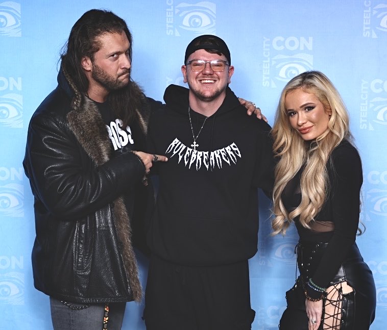 I am SO HAPPY I drove six hours to and from Pittsburgh this weekend for <a href="/Steelcitycon/">Steel City Con</a> ! I got to meet some great wrestlers and have some of the best conversations with them and their fans. It is a beautiful thing to partake in the fandoms that unite us. 

<a href="/Saraya/">SARAYA</a> <a href="/realKILLERkross/">Kevin Robert Kesar</a>