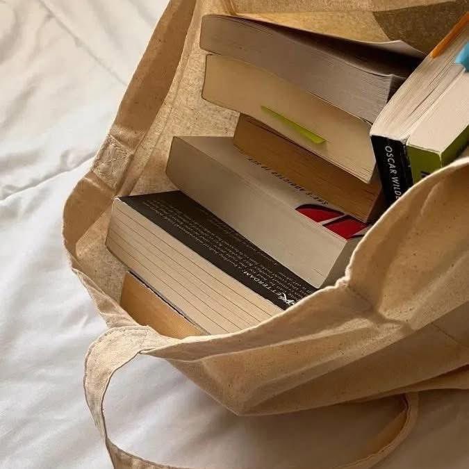 No estaba triste, solo necesitaba ir a comprar un nuevo libro. 📚💛