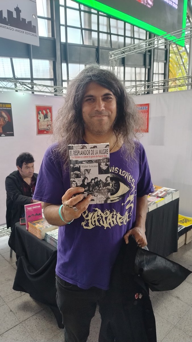 Postales de hoy en Feria <a href="/PulsarCL/">Premios Pulsar 2026</a> en <a href="/EstacionMapocho/">Centro Cultural</a>. Hoy seguimos desde las 12:00 hasta las 21:30 hrs. Nos vemos en el #stand 70 de <a href="/stgoandereditor/">Santiago-Ander</a> 🥳📚🚀🎸🔥

<a href="/katonakatrina/">Katona Kat</a> <a href="/VZRock/">Voodoo Zombie</a> #EmilioRamón <a href="/loboaraneda/">Lobo</a> <a href="/futurofm/">Radio Futuro</a> <a href="/Feerschell/">Feña Schell</a> <a href="/rockaxisoficial/">Rockaxis</a> #LucasAraya <a href="/ZumbidoCL/">Zumbido.CL</a>