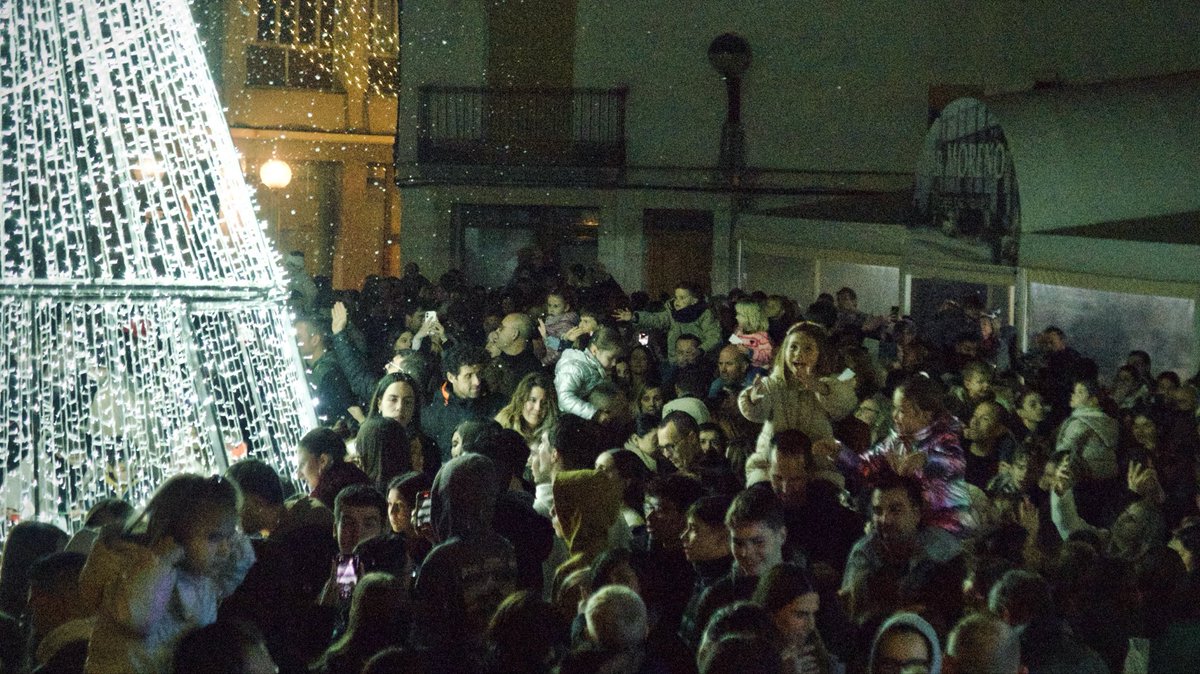 ✨ L'encant de l'encesa de llums ✨

📸 Reviu l'acte d'Alcanar i les Cases d'Alcanar a través de la crònica fotogràfica.