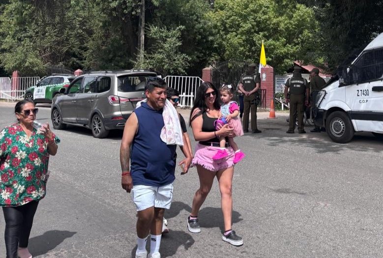 El Prefecto de Servicio #Cachapoal, Teniente Coronel Cristian Vargas Salas, se encuentra en el Santuario La Compañía, #Graneros, fiscalizando los servicios desplegados por <a href="/carab_ohiggins/">Carab_Ohiggins</a> para que la fiesta religiosa de la Inmaculada Concepción se desarrolle con normalidad.