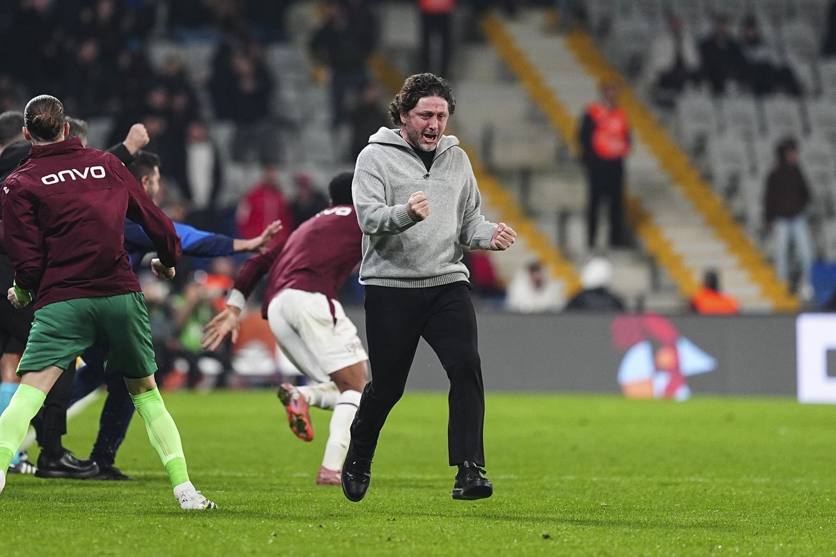 Fatih Tekke: "Bu çocukların alkışı hak ettiğini düşünüyorum. Bu çocuklar, benim oyuncularım... Onlarla gurur duyuyorum. Otelde odam ön tarafa bakıyordu. Sabahtan akşama kadar bizi bekleyen çocuklar vardı. O umudu veren bu çocuklar. Bu çocuklar alkıştan başka bir şey hak etmiyor.