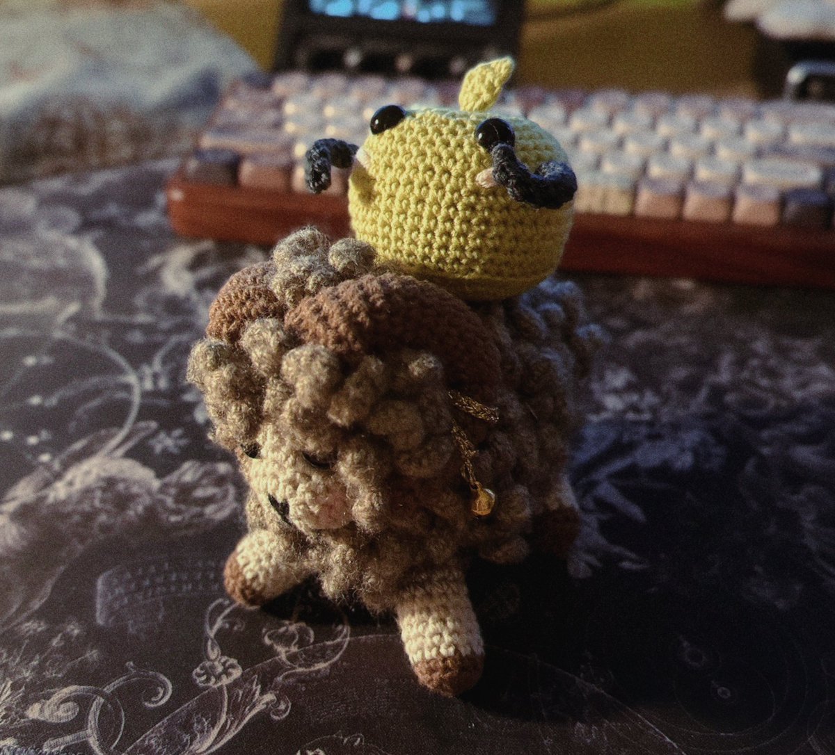 40 pierogów ulepione, 100 more to go.

Weekend miałem zawalony, jutro wrzucę plan strumyków!

Wydziergany Junimos i baranek od CiastAway (instagram) dla uwagi  🐏🍏