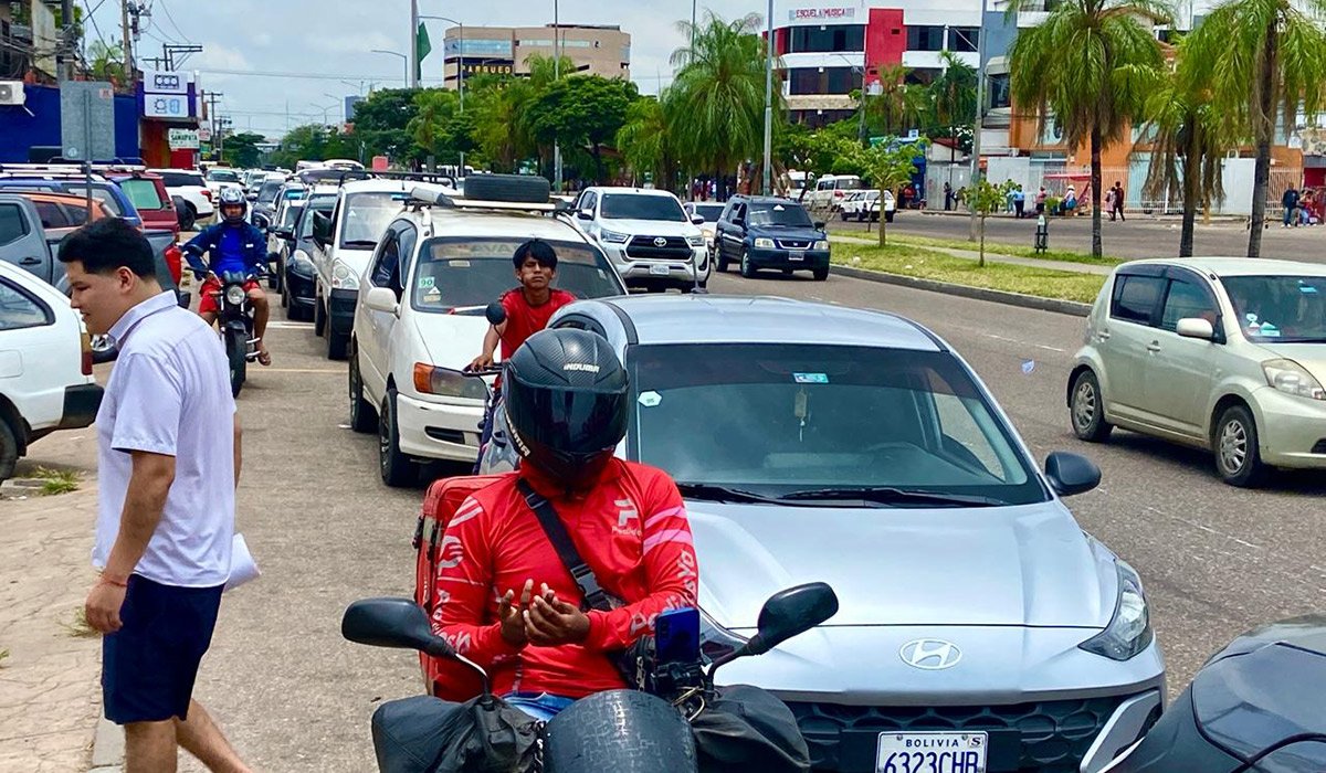 eldiabolivia's tweet photo. Vuelven las filas por diésel y Evo cuestiona a Paz por incumplir su promesa electoral
https://t.co/5w3Rh3O8wB
#LargasFilas #RodrigoPaz #EvoMorales
#ElDíaBolivia https://t.co/c1dkUE2xBM