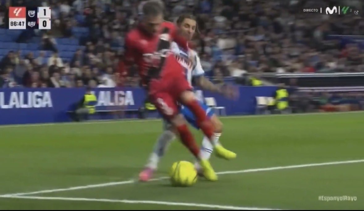 El mayor atraco que he visto en mi vida. Ha perdonado una roja clamorosa, no pita un penalti clamoroso, anula un gol legal y expulsa a Dolan por una simulación de Chavarría que ni había contactado y ya estaba saltando. Sánchez Martínez persona non grata.

#RCDE