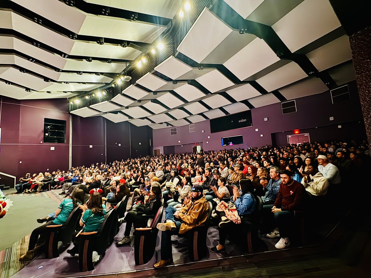 AGuerrero_HHES's tweet photo. ✨ Our HHES Christmas Program was filled with beautiful smiles, wonderful performances, and families coming together — all in a full house @Eastlake_HS ! What a magical way to kick off the holiday season! 🎄🐝 #ALLIN #ChristmasProgram https://t.co/neqrytvotN