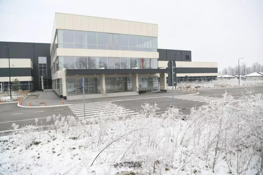 ... 🔥

Fabrika bez vakcine.. 48 miliona evra za skupog mrtvog pacijenta..

Država je, prema podacima, nastavila da izdvaja novac za izgradnju Sinopharm fabrike vakcina u Zemun čak i posle proglašenja kraja pandemije .. poslednja uplata prošle godine.

 Ukupno.. 48 miliona evra.