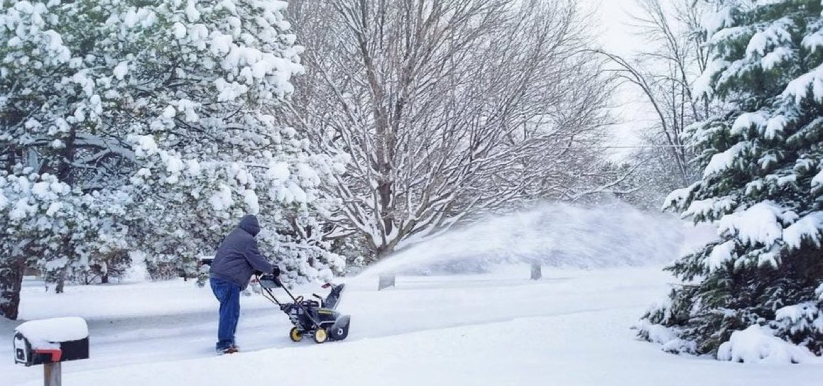 MadelnCanada's tweet image. In Canada, “friends with benefits” means neighbours who have snow blowers.