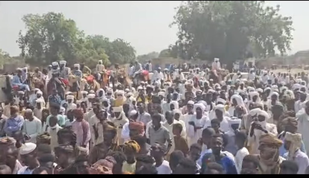 زيارتنا اليوم إلى محلية دمسو بولاية جنوب دارفور، برفقة حاكم الإقليم الأوسط عضو المجلس الرئاسي صالح عيسى البيشي، وعدد من القيادات السياسية والعسكرية والأهلية، أكدت لنا أن هذه الأرض ما زالت تنبض بالقوة والانتماء والوعي.

كان لقاءً عظيمًا، يعبّر عن التفاف مجتمع دمسو وتلس حول مشروع