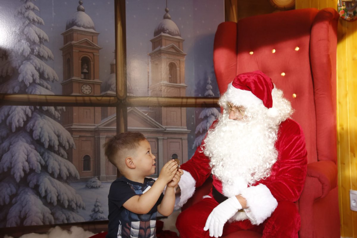 DamianTort's tweet photo. Empezamos a vibrar la navidad en nuestro querido Maldonado.

Junto al equipo del Municipio trabajamos incansablemente para hacerlo posible.

Vení a dejar tu cartita a Papá Noel, y también a disfrutar.

Cumplimos el compromiso de revivir el centro. La plaza desborda de alegría.

Gracias por apoyar y hacerlo posible.

Ese es el Maldonado Mejor que queremos.