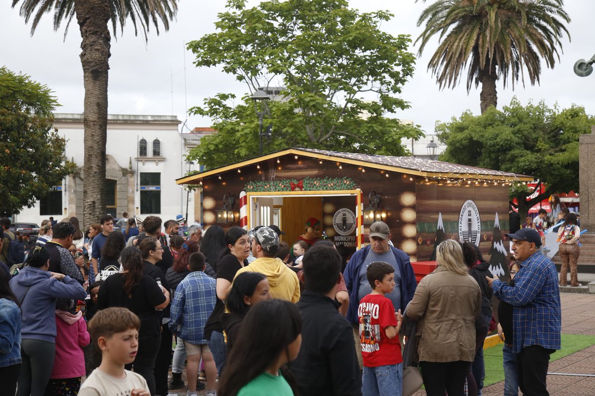 DamianTort's tweet photo. Empezamos a vibrar la navidad en nuestro querido Maldonado.

Junto al equipo del Municipio trabajamos incansablemente para hacerlo posible.

Vení a dejar tu cartita a Papá Noel, y también a disfrutar.

Cumplimos el compromiso de revivir el centro. La plaza desborda de alegría.

Gracias por apoyar y hacerlo posible.

Ese es el Maldonado Mejor que queremos.