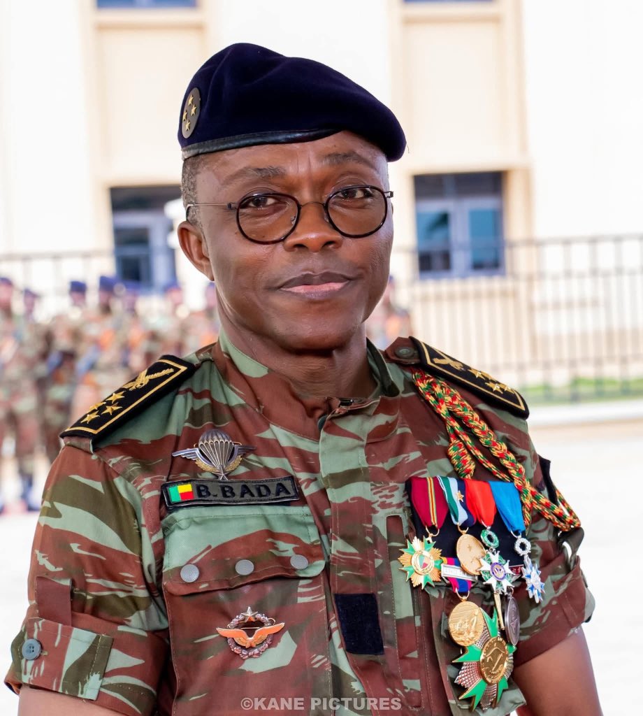 lsiafrica's tweet photo. 🚨🇧🇯 Bénin : le général Bertin Bada, directeur de cabinet militaire du président Patrice Talon, a perdu son épouse lors de l’assaut mené contre son domicile à Cotonou par un groupe de militaires impliqués dans la tentative de coup d’État. https://t.co/6vzSukclw7