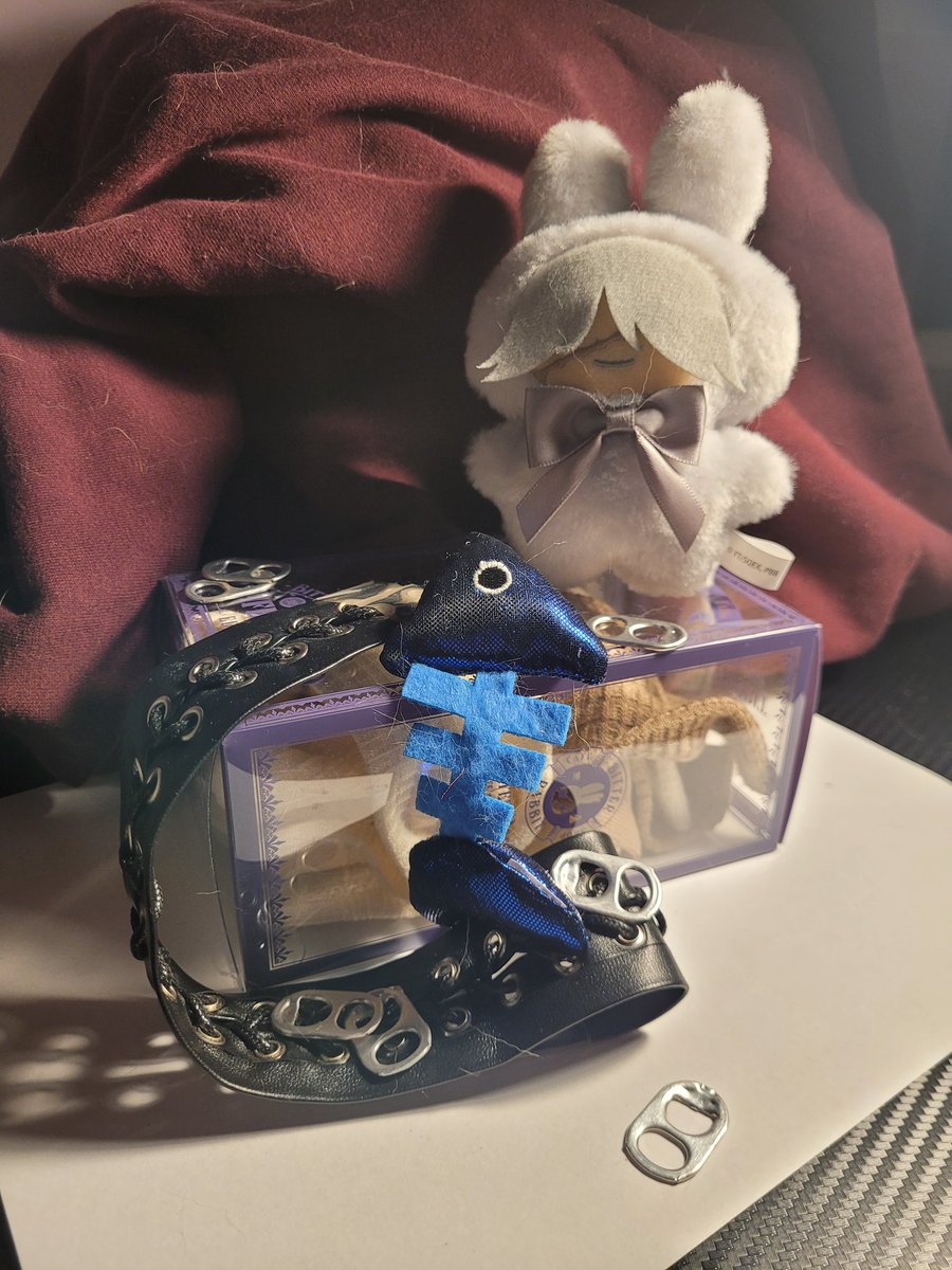imintobones's tweet photo. Saw an opportunity to paint my kuro merch and took it #digitalpainting #photoshop https://t.co/1awxyAGbKE
