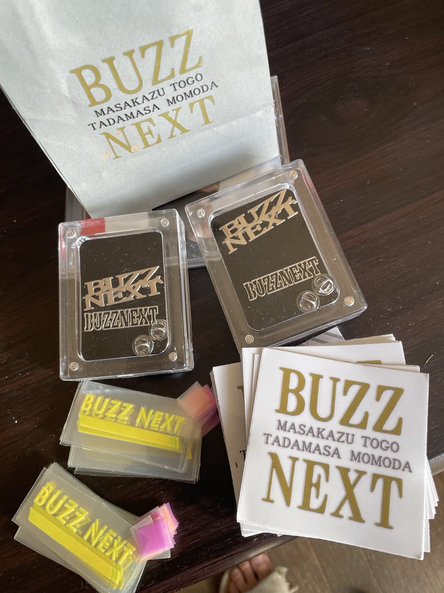 先日の大阪、名古屋のBUZZ NEXTライブの時に.とてもステキな手作りのものをいただきました。
ねっ、ステキでしょ？
BUZZ NEXTオリジナルグッズですよ❗️
でも、残念ながらどなたからいただいたのかわからないのです。
ここで、お礼を言います。
ありがとうございます。
#BUZZNEXT
#ケンとメリー